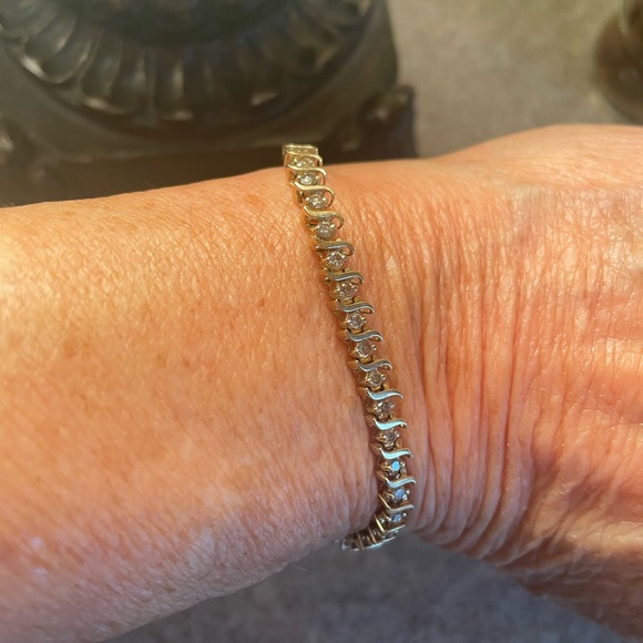 10 kt. Yellow Gold 1.00 ct. Diamond Tennis Bracelet, 7 inches long, Brand New - Picture 4 of 4